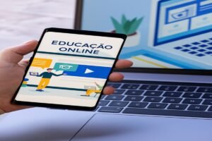 Pessoa interagindo com conteúdo de educação online via smartphone, com laptop ao fundo