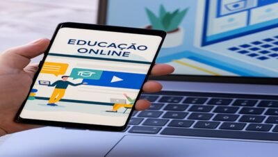 Pessoa interagindo com conteúdo de educação online via smartphone, com laptop ao fundo