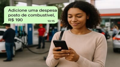 Mulher sorridente registra despesa de combustível no seu(assistentes financeiros) enquanto abastece em um posto