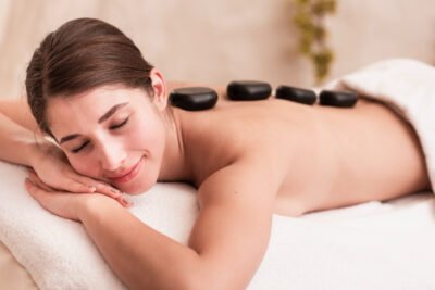 massagem com pedras